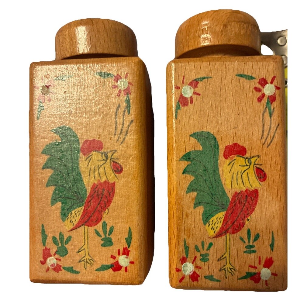 Vintage Salt and Pepper Wooden Set Shakers Roosters